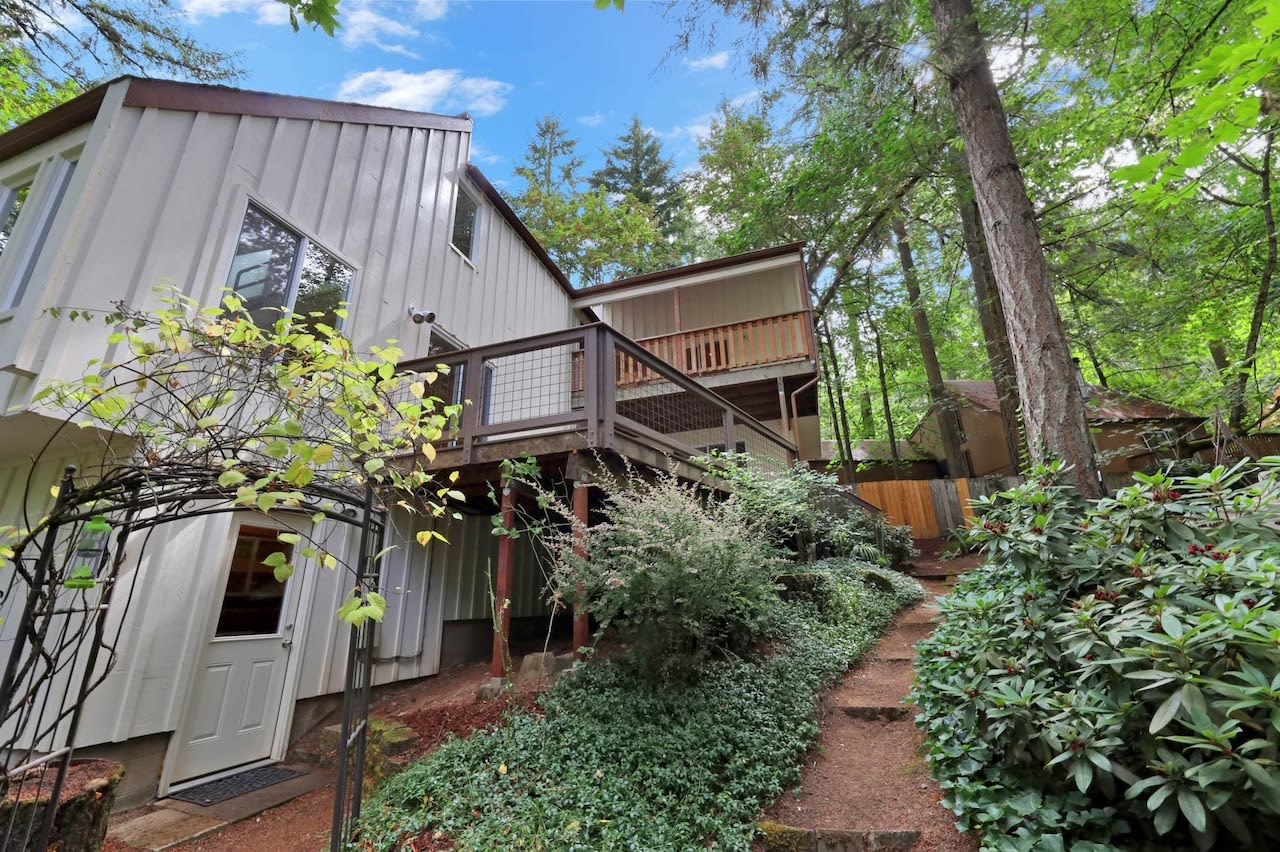 John Belushi lived in this Oregon house while filming ‘Animal House.’ Now, it’s for sale