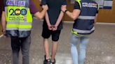 Así fue la llegada a dependencias policiales de los dos detenidos en Toledo tras el crimen de Borja Villacís