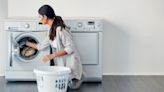 Lavar la ropa al derecho o al revés: esta es la mejor forma de mantener limpias y como nuevas tus prendas