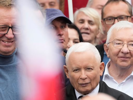 Asisten miles a marcha antigubernamental organizada por el principal partido opositor de Polonia