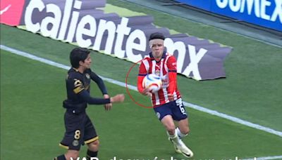 Comisión de Árbitros explica por qué invalidaron el gol de Pavel Pérez en el Chivas vs Toluca