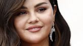 FOTOS: Selena Gomez deslumbra con vestido netro y rojo en alfombra roja de Cannes