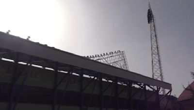 Fuertes vientos derriban luminarias del estadio Víctor Agustín Ugarte en Potosí