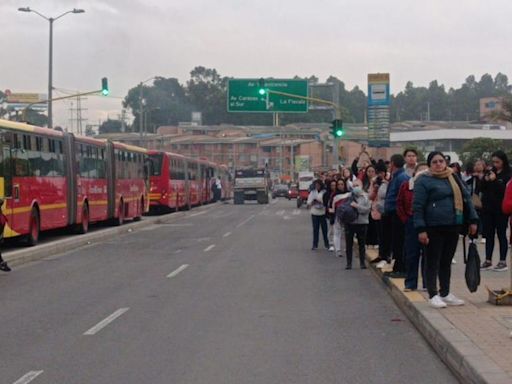 Caos en Transmilenio: cierran Portal Usme y más estaciones por marchas en Bogotá