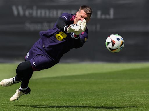 ‘Delighted’ – Tom Heaton signs new contract at Manchester United