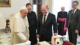 El canciller Scholz regala al papa Francisco el balón oficial de la Eurocopa 2024