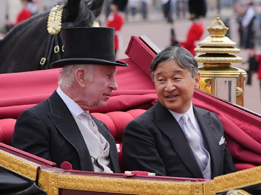 El rey Carlos III de Gran Bretaña da la bienvenida a los emperadores japoneses