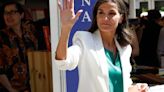 La reina Letizia inaugura la Feria del Libro con un ‘look’ que se ha convertido en habitual: traje blanco y ‘sneakers’