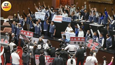 立院續審國會改革法案 朝野立委圍主席台對峙