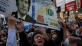 Repentinamente, los argentinos necesitan pesos y venden dólares