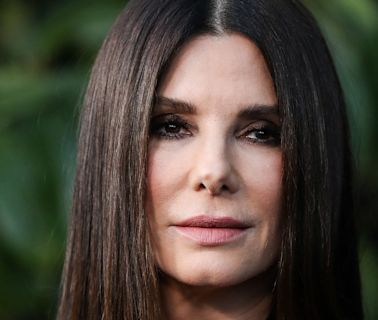 Cómo recibió los 60 Sandra Bullock, a un año de la muerte de su novio, Bryan Randall