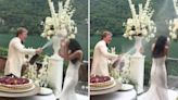Hombre moja a su novia con champaña en medio de la boda y video desata debate: "Se sentía en la F1"