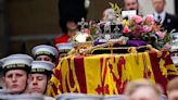 Funeral de Isabel II: cuáles son los símbolos que adornaron el féretro de la reina