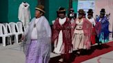 Mujeres encarceladas modelan sus tejidos en Bolivia