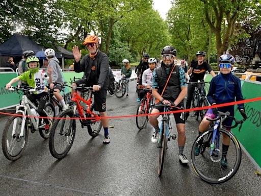 Watch: Bumper crowd braves the rain to enjoy Dudley Grand Prix