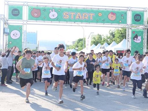 台中中央公園路跑 4千人穿熊大、兔兔、莎莉T恤裝參賽