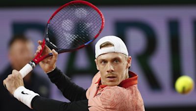 Shapovalov dominates in opening win in Washington