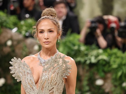 Met Gala 2024: Jennifer Lopez é eleita a favorita do baile com look que levou 800 horas para ser feito