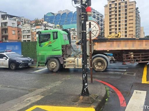 快訊／內湖三總門診大樓前車禍！ 1女遭砂石車輾過搶救亡