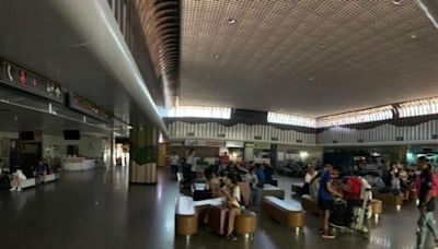 金門全島停電「機場一片黑」畫面曝 旅客枯等：連登機都不行