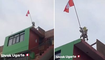 Peruano usa a Shrek para izar la bandera nacional en mes patrio y se hace viral en las redes sociales