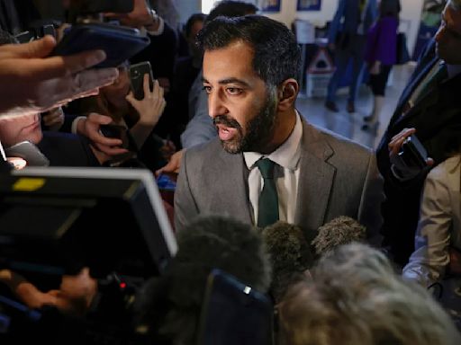 El ministro principal de Escocia, Humza Yousaf, dimite tras un año en el poder, sumiendo a su partido independentista en el caos