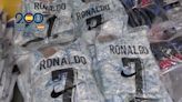 Polícia confisca 11 toneladas de camisetas de futebol falsificadas, na Espanha; vídeo