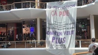 « Ode aux rats »… Des odeurs nauséabondes déversées dans un centre commercial à Lyon pour dénoncer la « fast fashion »