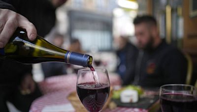 Francia gasta miles de millones al año en vino: un local de París quiere demostrarle por qué