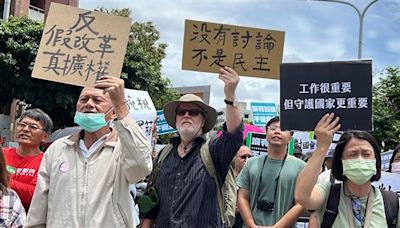 國會職權修法 7縣市串聯抗議高舉「沒有討論不是民主」
