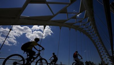 Cycling advocates warn of 'crisis' after latest rider killed on Toronto street