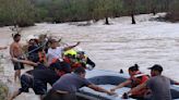 Rescatan a tres adultos y un menor en río Chihue en Tamaulipas