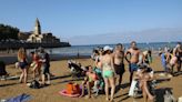 Gijón sofoca la ola de calor a remojo (en imágenes)