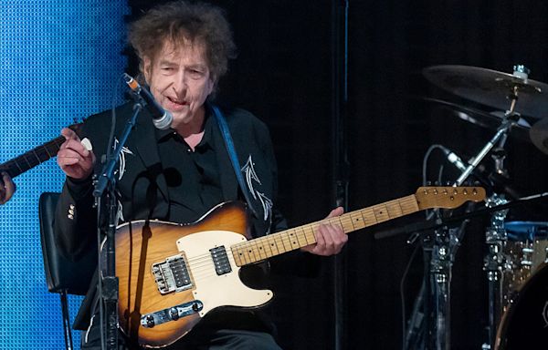 Rediscovered Bob Dylan painting set to fetch $100,000 at auction