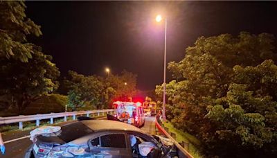 台南東山服務區車禍1死1傷 轎車自撞護欄半毀女乘客慘死 - 社會