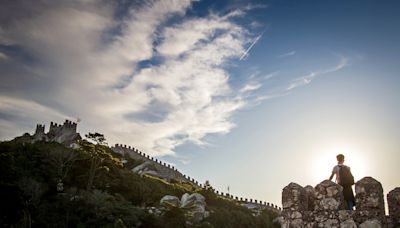 Em família, por castelos de livros, trovadores, robôs e uns riscos