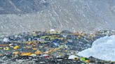 Derretimento de gelo no Everest permite expedição em busca de lixo e vítimas da montanha