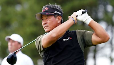 Choi recovers after stumbles, leads Senior Open