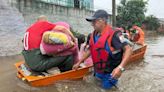 Nível do Rio dos Sinos ultrapassa a cota de inundação e famílias são obrigadas a saírem de casa