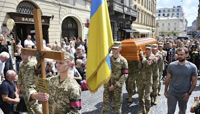 Miles de personas asisten al funeral de Irina Farion, la exdiputada ucraniana asesinada en Leópolis