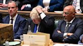 Aislado y agobiado por la crisis, Boris Johnson se niega a renunciar, ¿pero hasta cuándo podrá resistir?