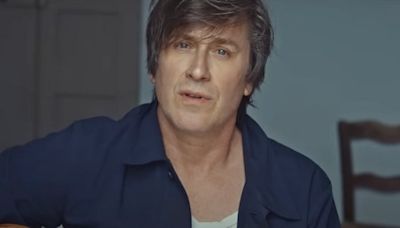 "Je t'aimais si fort" : Thomas Dutronc à coeur ouvert sur "Dans tes yeux", dédié à sa mère