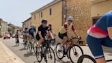 Ciclistas estallan contra la norma de la DGT que les sacaría de la calzada: 'Nos quieren meter en el carril bici'