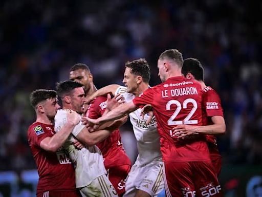 Nicolás Tagliafico: asistencia, gol y expulsión en el emotivo triunfo de Olympique Lyon, que perdía 1-3 y ganó 4-3 ante Brest