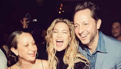 El periodista y escritor Derek Blasberg celebra su cumpleaños rodeado de estrellas ¡y soplando las velas con Kate Hudson!