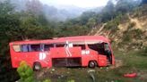 Volcadura de camión de pasajeros deja 22 heridos en Molango