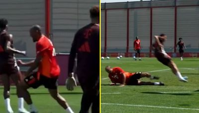 'This is crazy' - Bayern players can't get past brick wall in wild Kompany clip