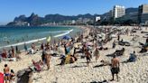 Banhistas lotam praias em domingo de sol