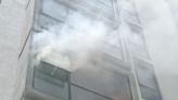 Bomberos sofocan incendio en torre de departamentos frente al TSM