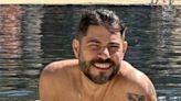 Evaristo Costa exibe tatuagens ao surgir na piscina